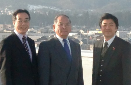 三人の議員団で記念写真をパチリ