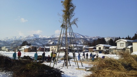 まれに見るいい天気の下、｢さいのかみ｣の制作開始です