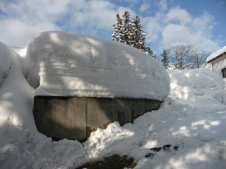 これだけの積雪です。3メートル近くです。このご近所では、すでに７回も雪下ろしをしたとこのことです。(2013年1月29日)